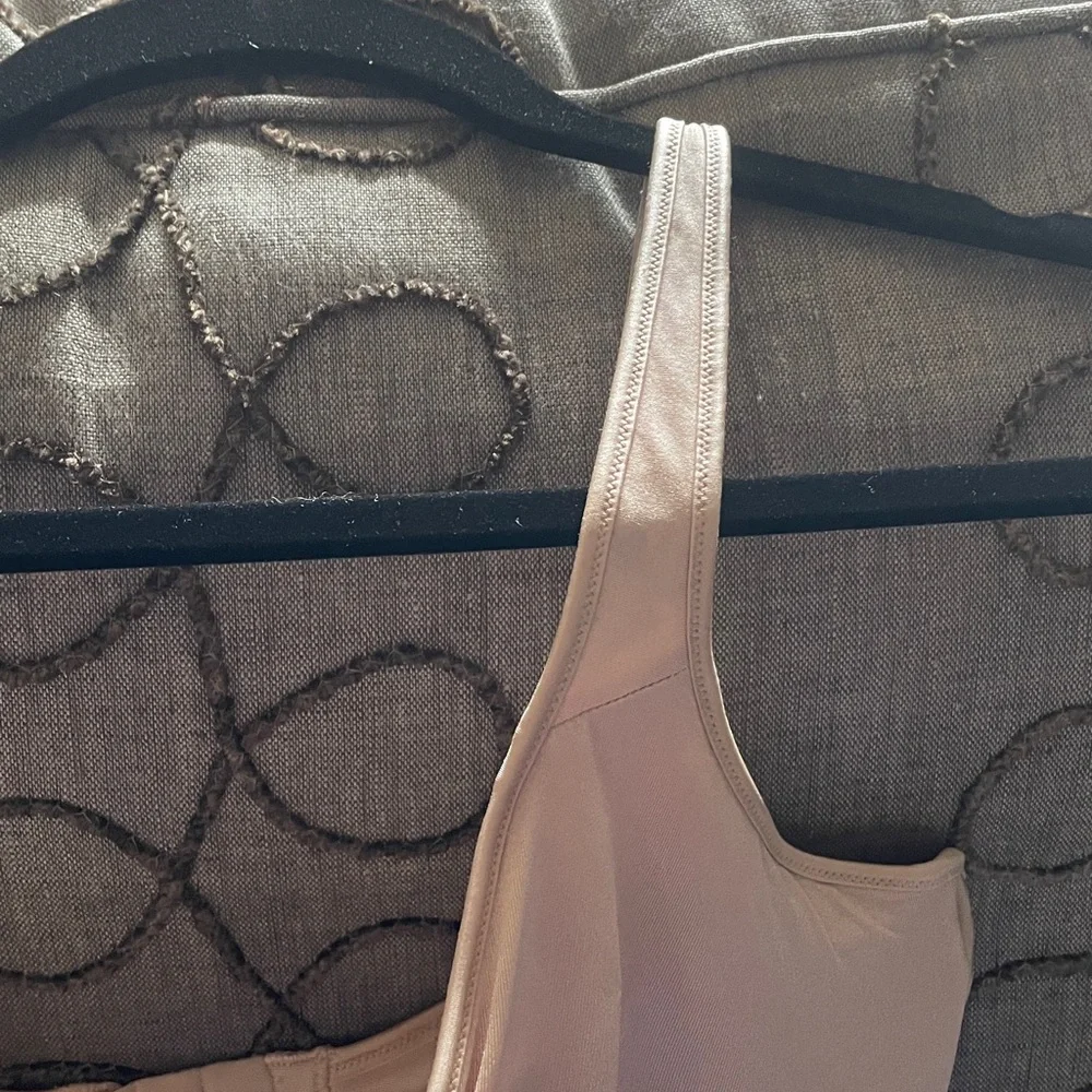 Lilyette Bra nude 38D .  Unpadded underwire style.  Adjustable straps.  EUC - Picture 6 of 12